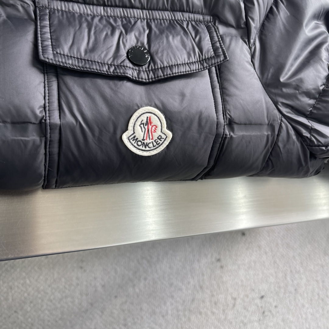 -mon 25年冬季新款立领轻薄羽绒服客供高密度防钻绒面料，绝对经得起考验！弹力下摆与袖口设计。内里填充