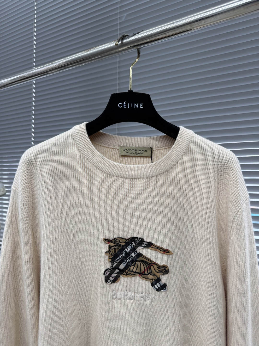 -BBR 2025aw秋冬新款圆领指针衫。采用羊毛混纺针织衫加厚毛衣，精致简洁大方logo点缀设计 没有