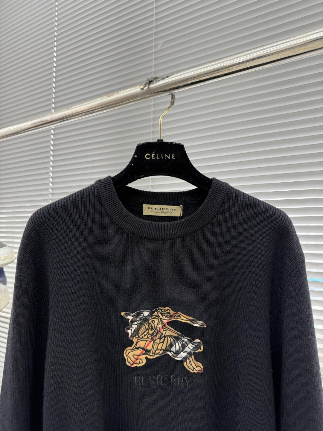 -BBR 2025aw秋冬新款圆领指针衫。采用羊毛混纺针织衫加厚毛衣，精致简洁大方logo点缀设计 没有