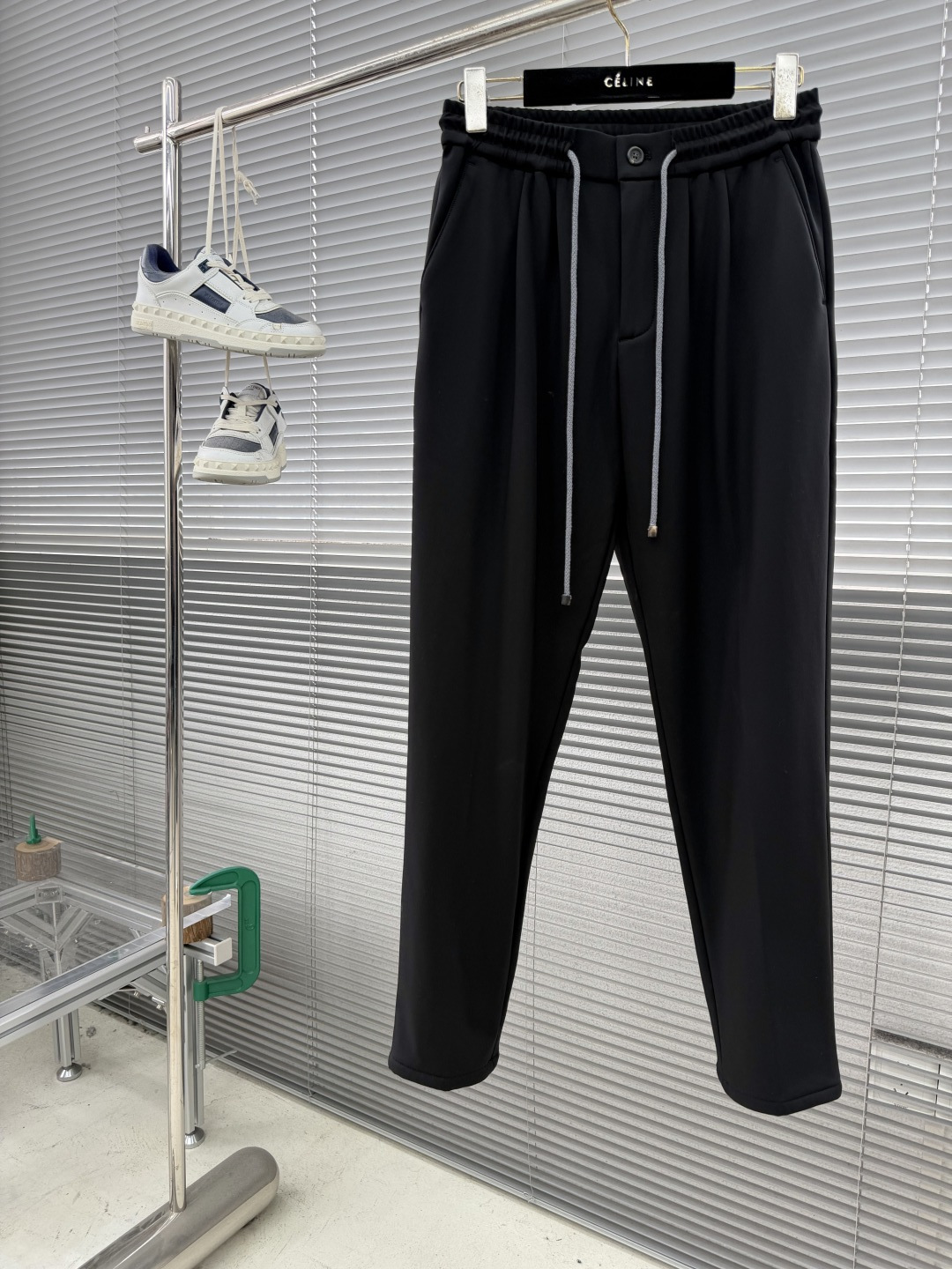 -BC 抽绳复合棉加绒卫衣休闲运动裤松紧腰带的设计，舒适与便捷的完美结合。无需再为挑选合适腰围的裤子而烦