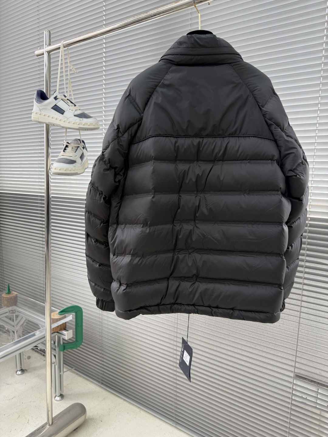 -PRAD 25年冬季新款羽绒服经典立领轻薄款，拉链口袋、袖臂三角标点缀，可调节袖口以及按扣拉链翻盖门襟