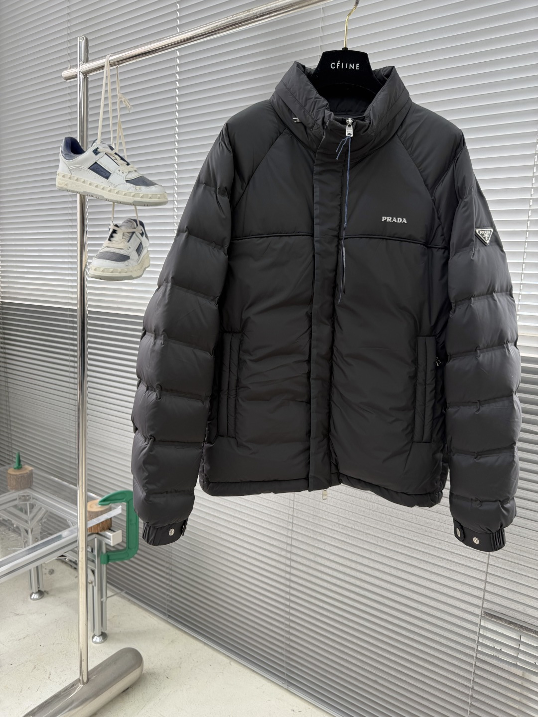 -PRAD 25年冬季新款羽绒服经典立领轻薄款，拉链口袋、袖臂三角标点缀，可调节袖口以及按扣拉链翻盖门襟