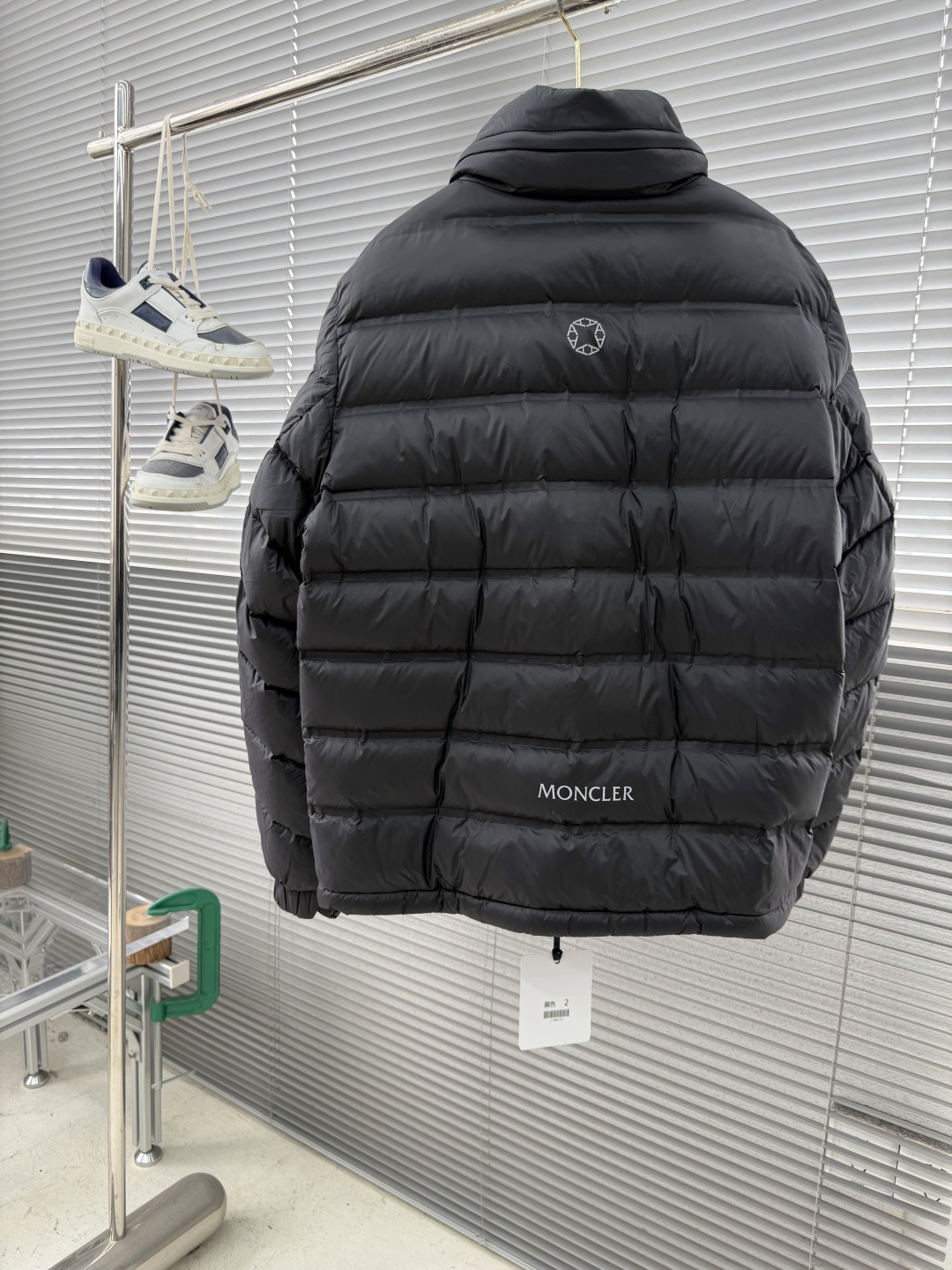 -mon 25年冬季新款立领轻薄羽绒服客供高密度防钻绒面料，绝对经得起考验！弹力下摆与袖口设计。内里填充