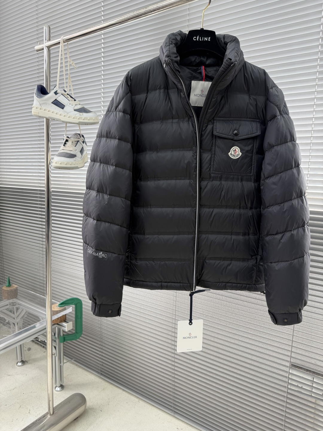 -mon 25年冬季新款立领轻薄羽绒服客供高密度防钻绒面料，绝对经得起考验！弹力下摆与袖口设计。内里填充