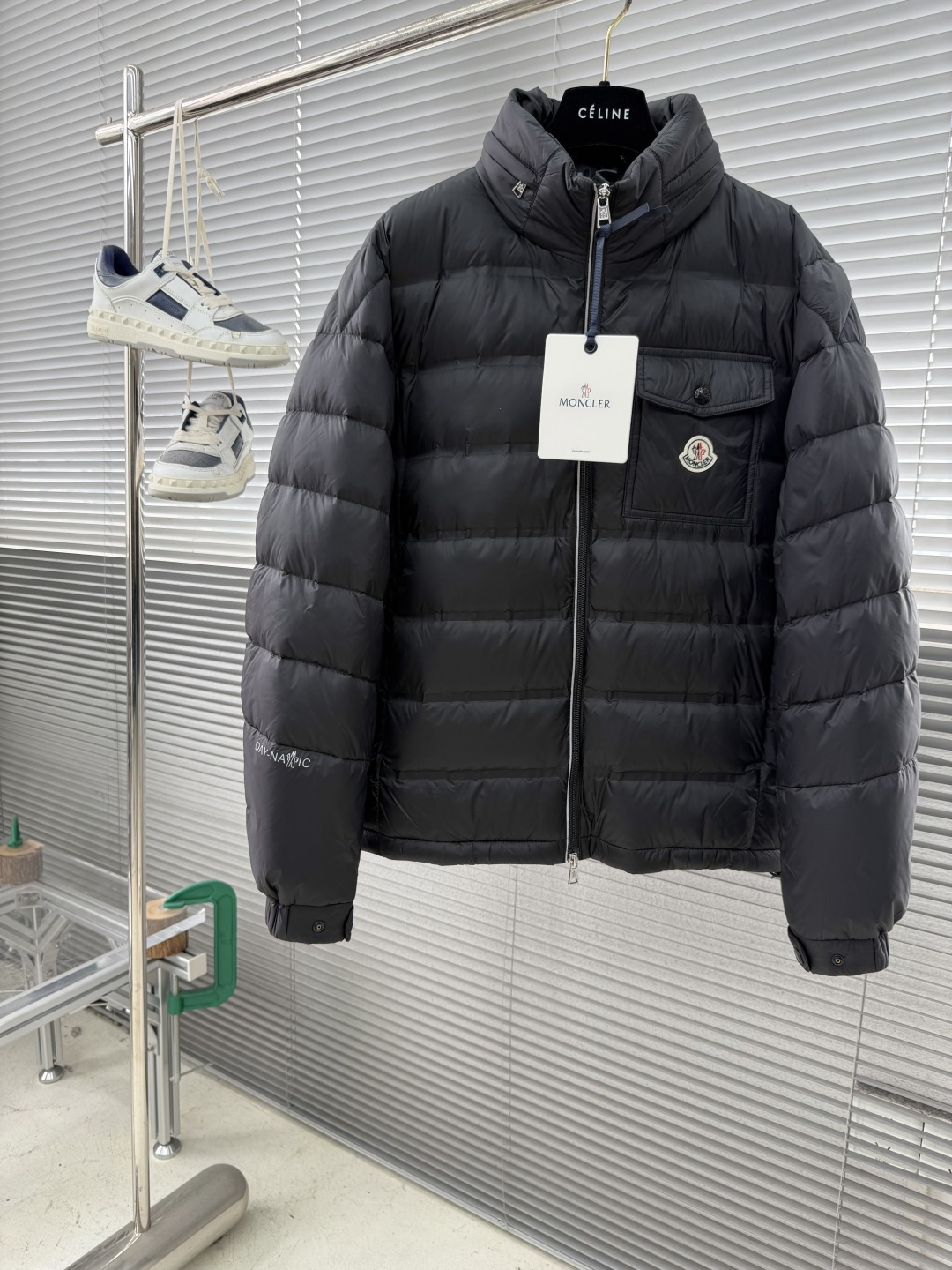 -mon 25年冬季新款立领轻薄羽绒服客供高密度防钻绒面料，绝对经得起考验！弹力下摆与袖口设计。内里填充