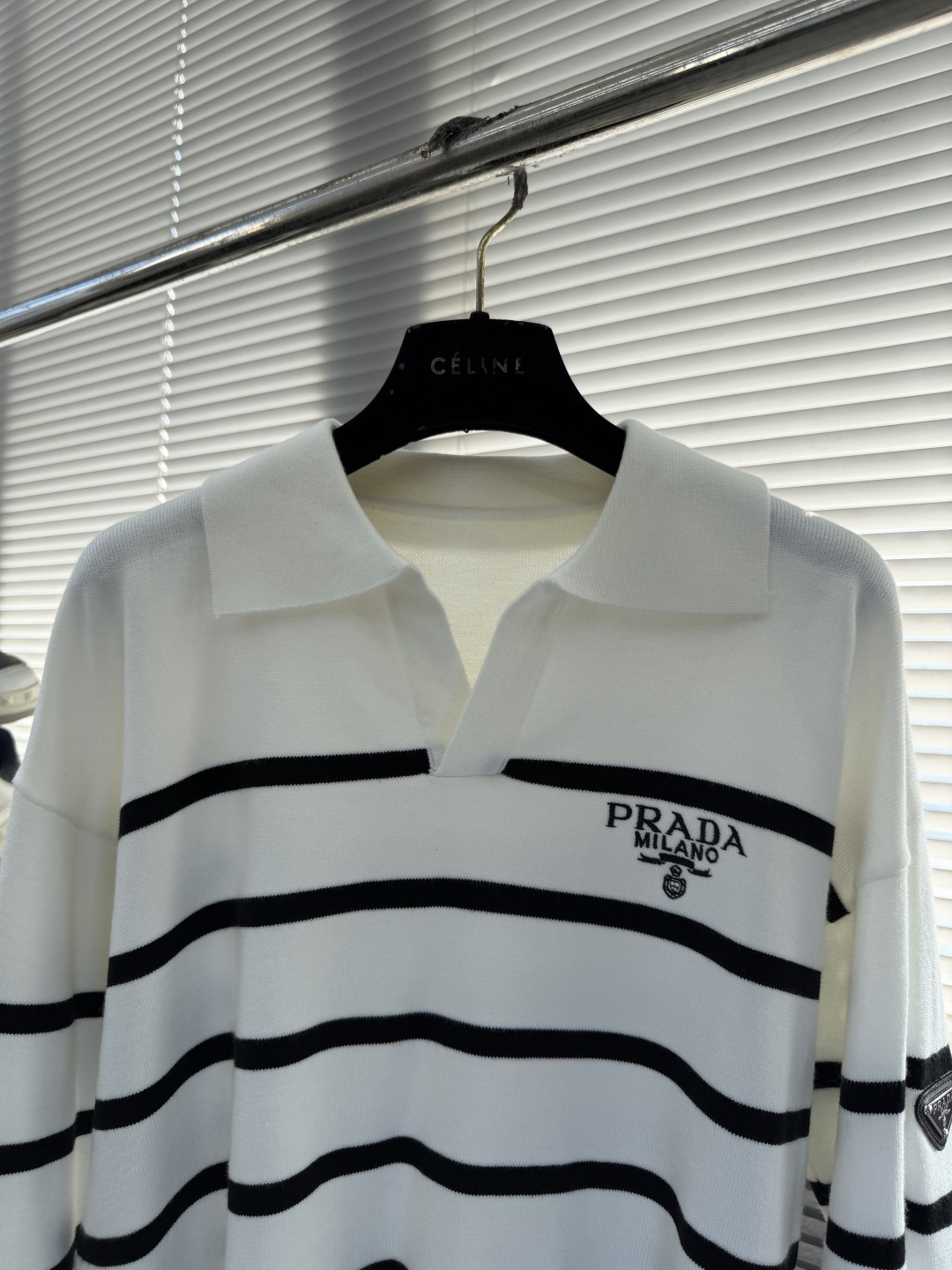 -PRAD 25fw新款毛衣，上身宽松。纱线采用细针织法，上身舒适，不挑身材 男女同款，秋冬毛衣，是今年