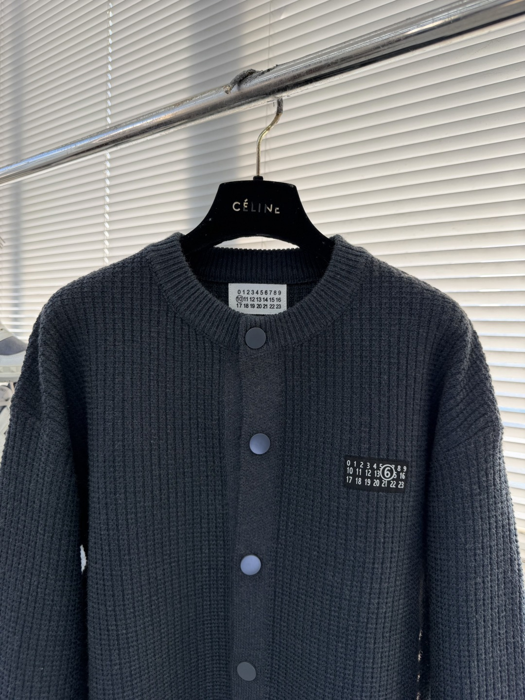 -MM6 马吉拉 25fw新款开衫，上身宽松。纱线采用细针织法，上身舒适，不挑身材 男女同款，秋冬毛衣，