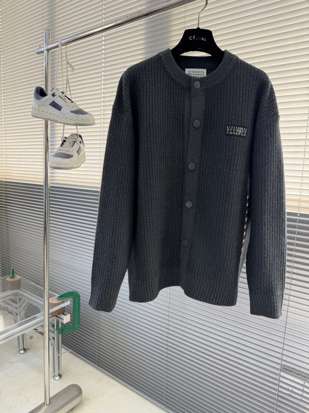 -MM6 马吉拉 25fw新款开衫，上身宽松。纱线采用细针织法，上身舒适，不挑身材 男女同款，秋冬毛衣，