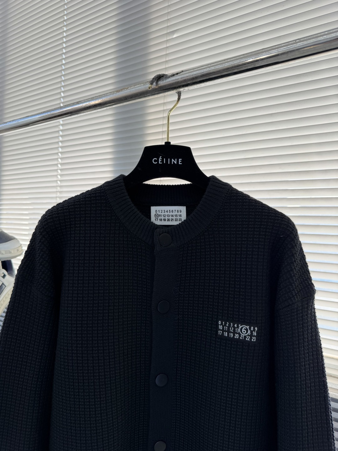 -MM6 马吉拉 25fw新款开衫，上身宽松。纱线采用细针织法，上身舒适，不挑身材 男女同款，秋冬毛衣，