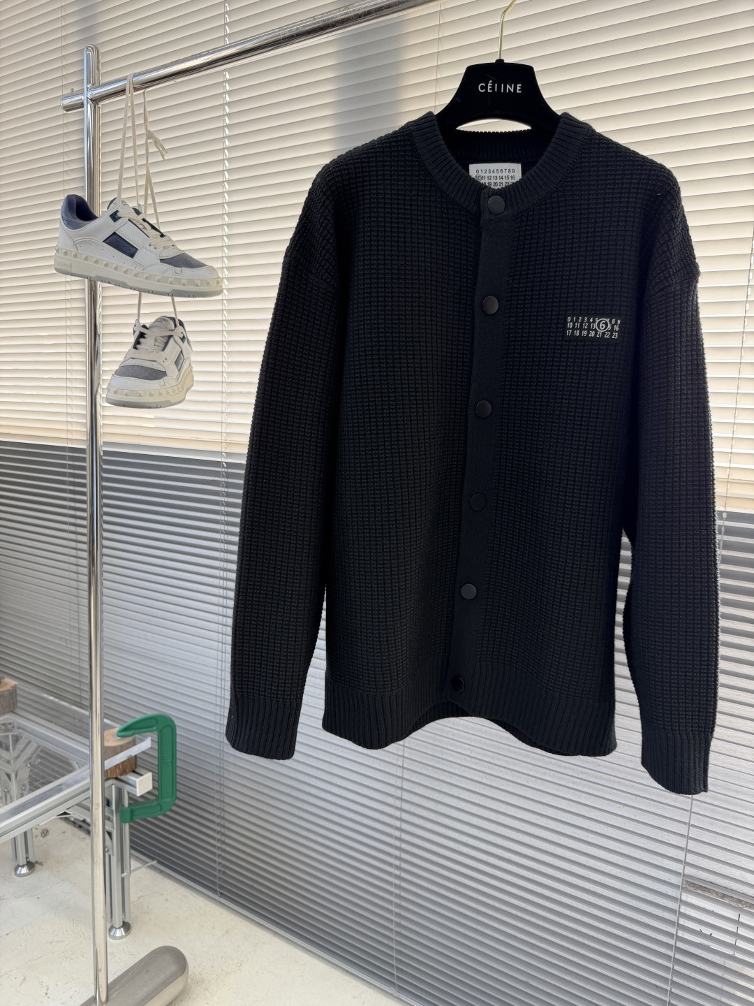 -MM6 马吉拉 25fw新款开衫，上身宽松。纱线采用细针织法，上身舒适，不挑身材 男女同款，秋冬毛衣，