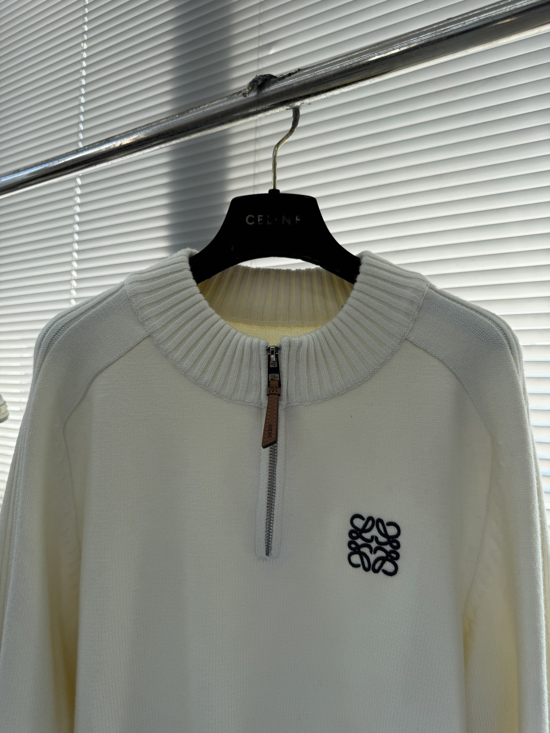 -LOEW 25fw新款毛衣，上身宽松。纱线采用细针织法，上身舒适，不挑身材 男女同款，秋冬毛衣，是今年