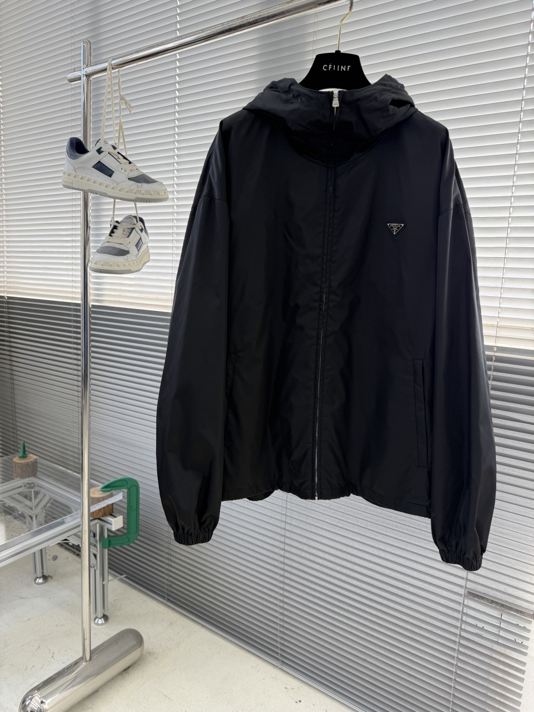 -PRAD 三角标连帽外套 外贸工厂代工。基础款原版面料，舒适，，上身很棒！建议干洗，忌重度揉搓，长时间