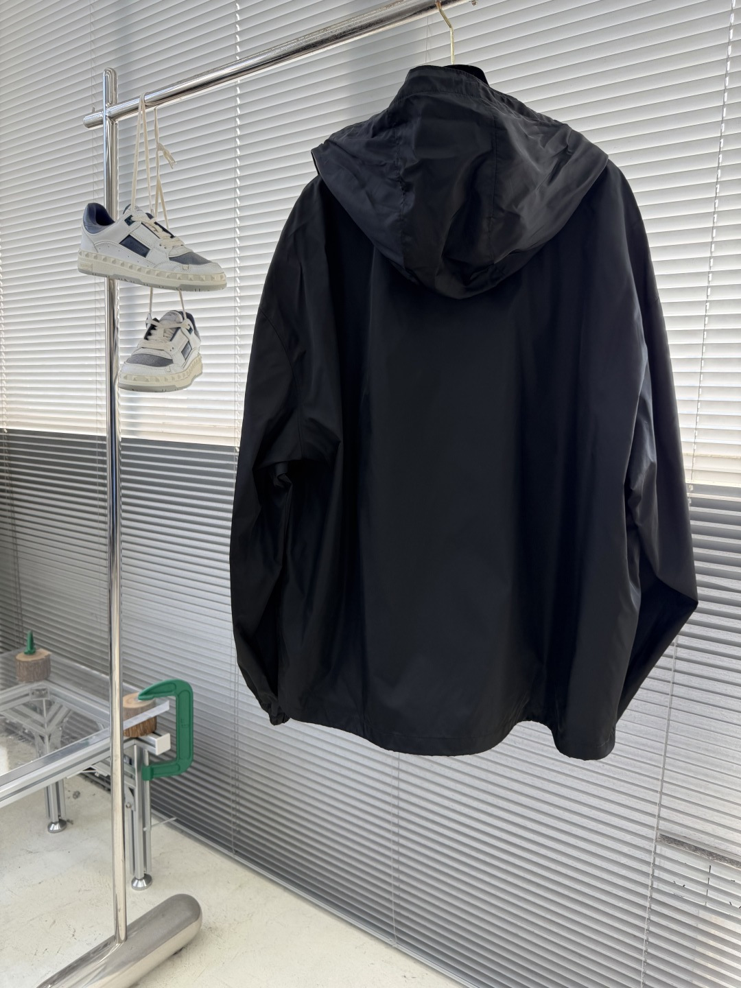 -PRAD 三角标连帽外套 外贸工厂代工。基础款原版面料，舒适，，上身很棒！建议干洗，忌重度揉搓，长时间