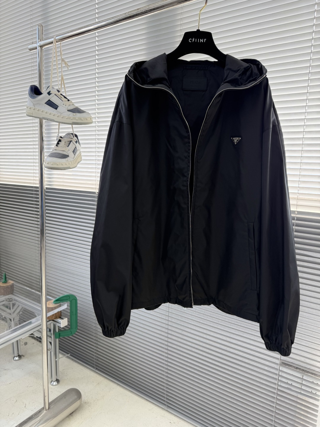 -PRAD 三角标连帽外套 外贸工厂代工。基础款原版面料，舒适，，上身很棒！建议干洗，忌重度揉搓，长时间