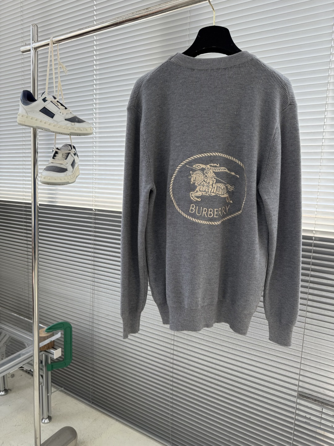 -BBR 2025aw秋冬新款圆领指针衫。采用羊毛混纺针织衫加厚毛衣，精致简洁大方logo点缀设计 没有