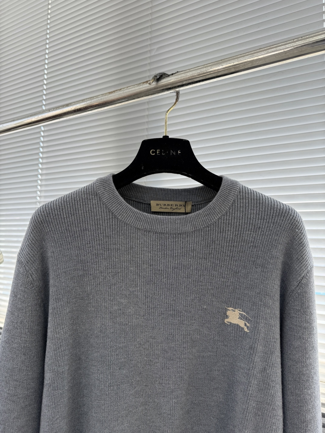 -BBR 2025aw秋冬新款圆领指针衫。采用羊毛混纺针织衫加厚毛衣，精致简洁大方logo点缀设计 没有