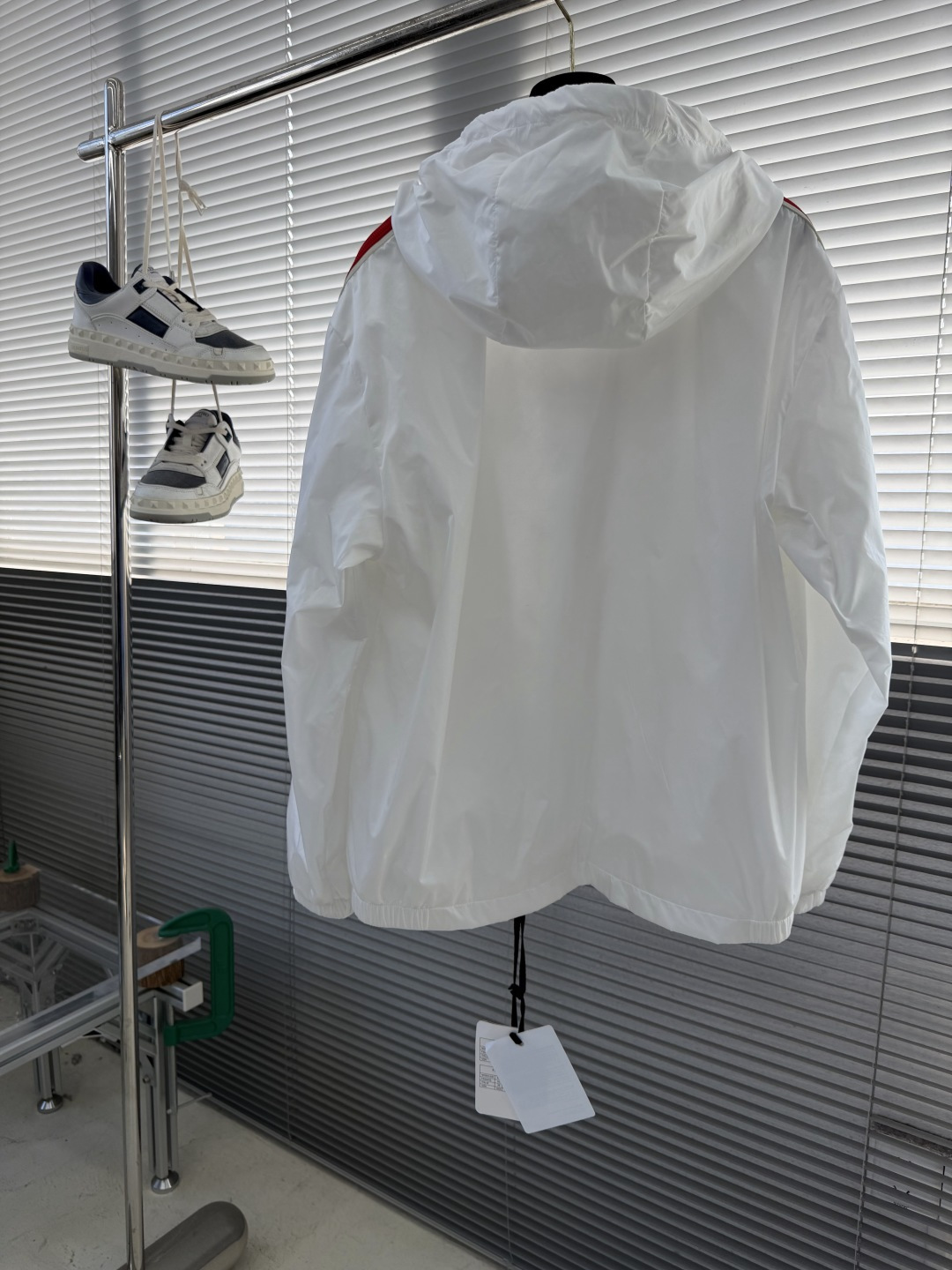 -mon 25秋冬新款休闲时尚夹克 极简风设计风格 细腻舒适 穿着非常轻便不易起皱。整体的设计颇具视觉感