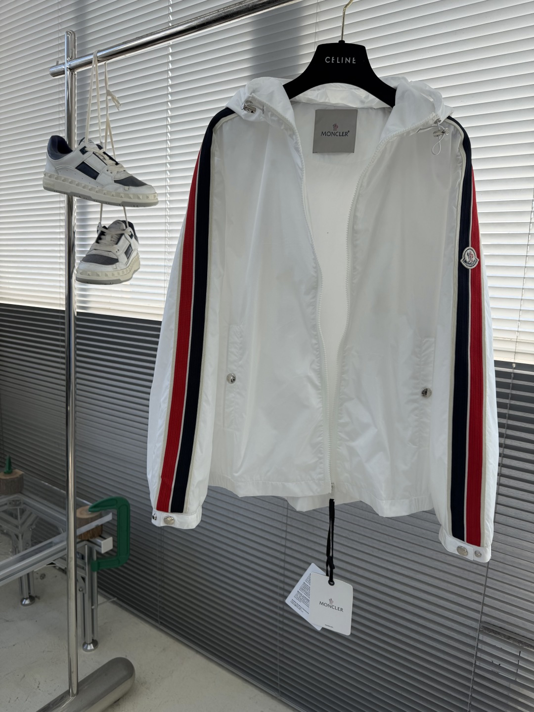 -mon 25秋冬新款休闲时尚夹克 极简风设计风格 细腻舒适 穿着非常轻便不易起皱。整体的设计颇具视觉感