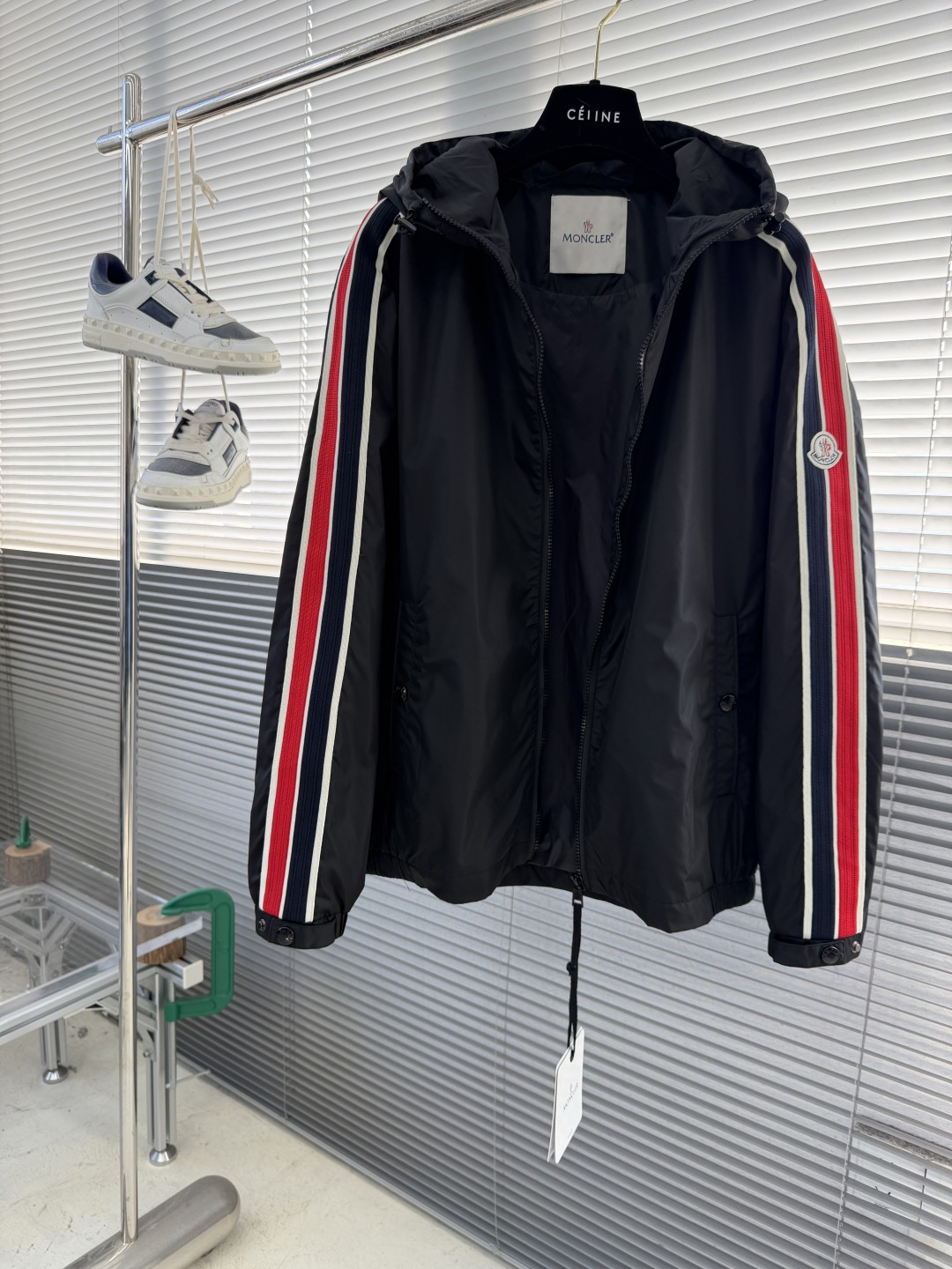 -mon 25秋冬新款休闲时尚夹克 极简风设计风格 细腻舒适 穿着非常轻便不易起皱。整体的设计颇具视觉感