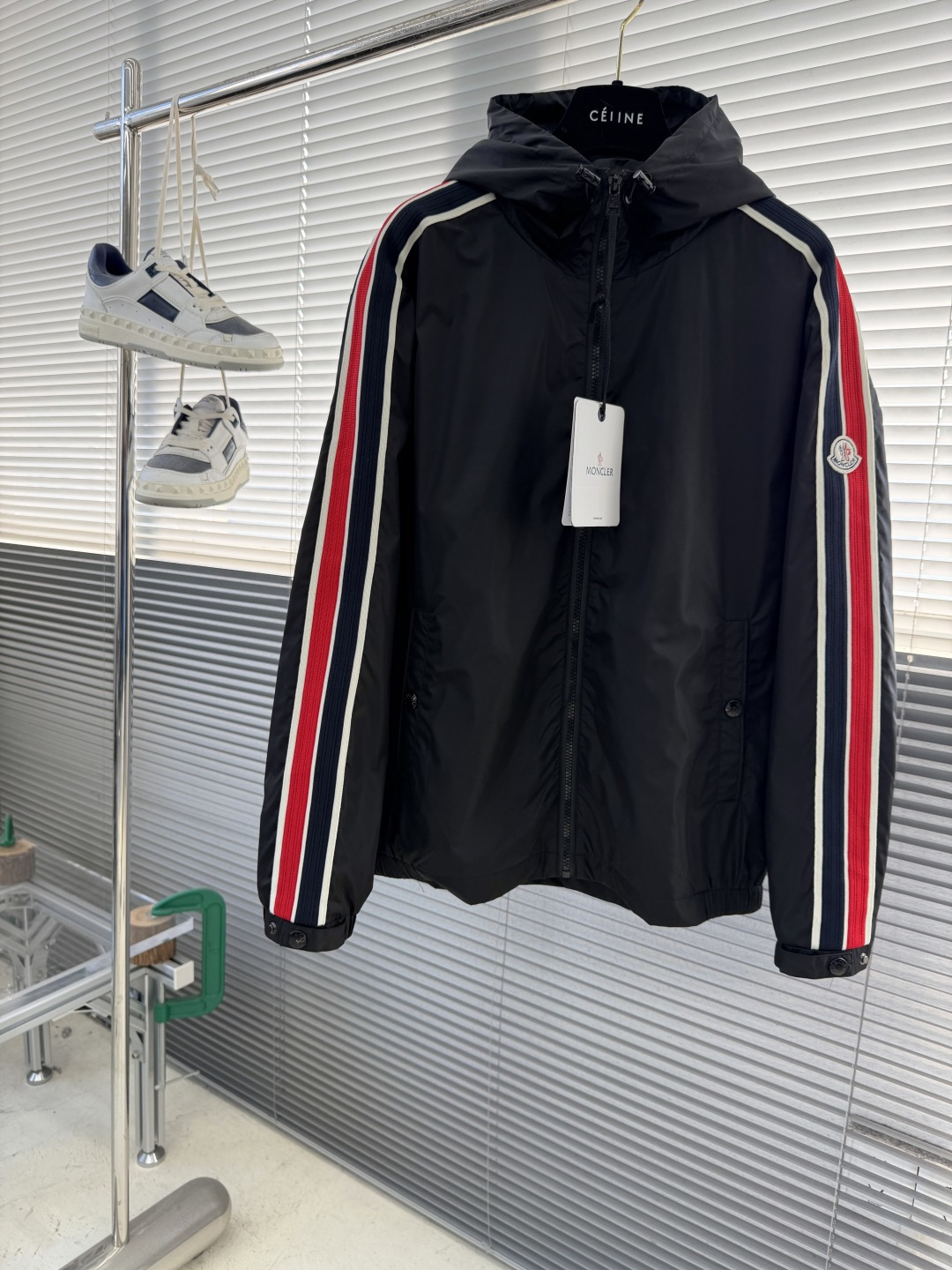 -mon 25秋冬新款休闲时尚夹克 极简风设计风格 细腻舒适 穿着非常轻便不易起皱。整体的设计颇具视觉感