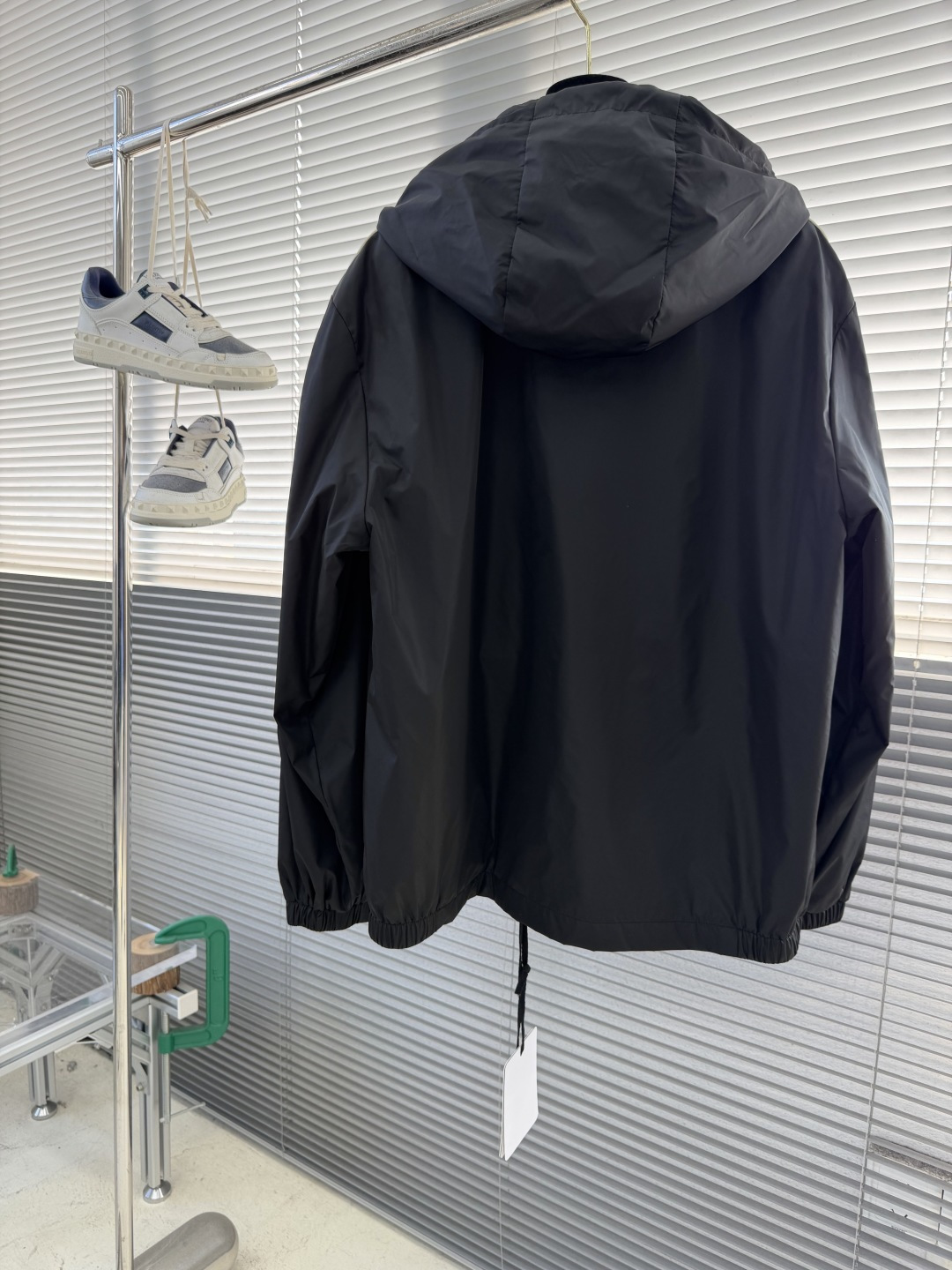 -mon 25秋冬新款休闲时尚夹克 极简风设计风格 细腻舒适 穿着非常轻便不易起皱。整体的设计颇具视觉感