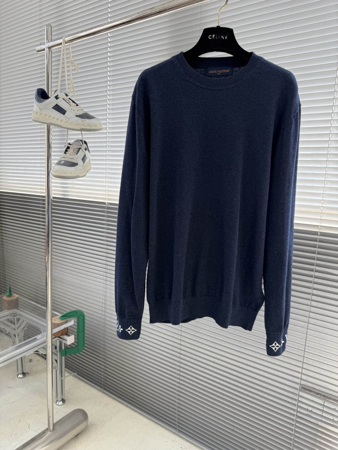 NO:660678,-Donkey Brand 25fw new cashmere pullover. This round-neck pullover is made of soft cashmere in trendy colors, with contrasting 1V letters and Monogram elements on the ribbed knitted cuffs. It is suitable for matching with various styles. Size S.M.L.XL Length 67697173 Bust 108 112 116 120  Shoulder width 45474951,Louis Vuitton-clothing,louis vuitton,louis vuitton, 19860909-驴牌 25fw新款山羊绒套头衫本款圆领套头衫为柔软山羊绒渲染潮流色调,于罗纹针织袖口融入撞色 1V 字母与 Monogram 元素,与各式造型搭配皆宜. 码数S.M.L.XL 衣长67697173 胸围 108 112 116 120 肩宽45474951,路易威登-服装,louis vuitton,louis vuitton, ,Women's clothing