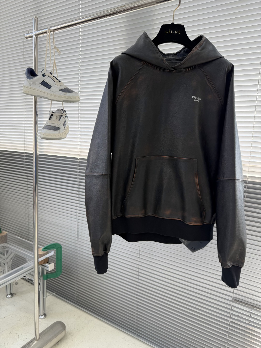 NO:660695,- PRAD distressed hooded raglan leather jacket. Custom-made geological laminated pattern bifocal high-quality leather. The texture is soft and tough. The texture is natural. As deep as midnight black and as mellow as aged brown. The gradient tones blend naturally and resemble the traces engraved by time. The shining Prada logo embellishes the chest, which is a concrete presentation of the brand soul. Every transition of color is like the delicate brushstrokes of a painter. From a distance, it is restrained minimalism.  A closer look is a carnival of violent details. The hooded element injects a touch of spontaneity into the tough leather jacket. It blooms proudly as a work of art and becomes a leader in fashion trends. Imported material leather printing and embroidery is based on heat transfer technology. The metal coating of imported anodized aluminum foil is peeled off and permanently attached to the surface of the base material through high-temperature pressure. It is strong, beautiful and neat. Purely hand-made and old-rubbed. Purely hand-wiped to treat specific parts. Up to 37 color-wiping processes achieve a local gradient effect and create a unique texture pattern.  The workmanship is extremely complex and time-consuming and labor-intensive. Manual gluing to fix the strands. Physical reinforcement technology to fix the seams of the cut pieces through precise point gluing. Manual gluing work. Wave-like glue lines are formed along the warp and weft of the cut pieces. Heavy washing. Use special solutions to remove stains and slight fading. Fading through strong washing methods to make the color more uniform. Size 46 48 50 52 Bust 114 118 122 126  Clothing length 64666870 Sleeve length 77 78.5 80 81.5, Prada-clothing, prada, prada, leather jacket, hats,  19860909-PRAD做旧连帽插肩皮衣 定制地质层积纹双焦优质皮革 质感柔软且坚韧 纹理自然 深邃如子夜的黑 醇厚如陈酿的棕 渐变色调自然交融 似岁月镌刻的痕迹 那熠熠生辉的Prada徽标点缀于胸前 是品牌灵魂的具象化呈现 每一道色泽的过渡都如同画家笔下细腻的笔触 远观是克制的极简主义 近赏是暴烈的细节狂欢 连帽元素为硬朗的皮衣注入一丝随性 以艺术品的姿态傲然绽放 成为时尚潮流的引领者 进口材料皮面印绣 基于热压转移技术 通过高温加压使进口电化铝箔的金属涂层剥离并永久附着于基材表面 牢固结实 美观工整 纯手工古法作旧擦重位 纯手工擦拭处理特定部位 高达37道擦色工序达到局部渐变的效果 制造出独有纹理图案 做工极其复杂 耗时耗力 手工刷胶固定股位 通过精准点位施胶固定裁片接缝的物理加固技术 手工施胶作业 沿裁片经纬纱走向形成波浪状胶线 重度孝洗 通过特制溶液 去除污渍且轻微的褪色 通过强烈的洗涤方式来褪色 使其颜色更为均匀 尺码 46 48 50 52 胸围 114 118 122 126 衣长64666870 袖长77 78.5 80 81.5,普拉达-服装,prada,prada,leather jacket,hats, ,Women's clothing