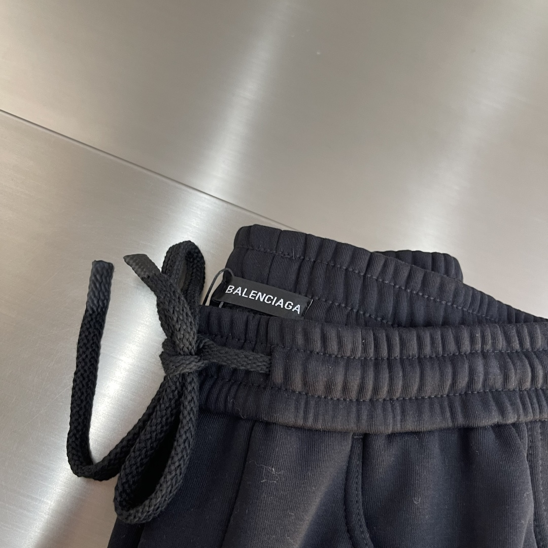 -Balenciag 2025秋冬【新品】新款休闲裤卫裤，裤身上刺绣标志性品牌标识，客供定制品牌刻印五金
