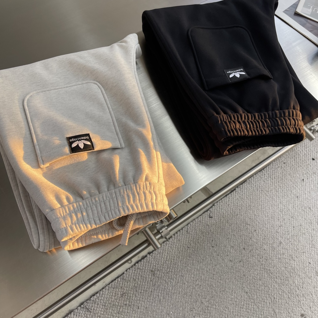 -Balenciag 2025秋冬【新品】新款休闲裤卫裤，裤身上刺绣标志性品牌标识，客供定制品牌刻印五金