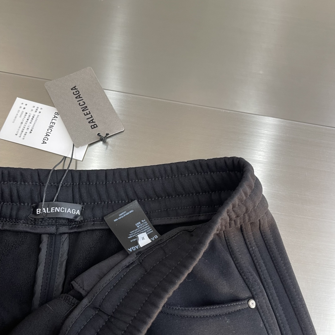 -Balenciag 2025秋冬【新品】新款休闲裤卫裤，裤身上刺绣标志性品牌标识，客供定制品牌刻印五金