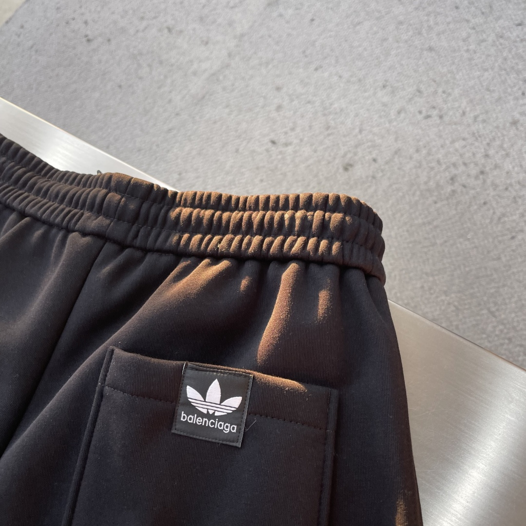 -Balenciag 2025秋冬【新品】新款休闲裤卫裤，裤身上刺绣标志性品牌标识，客供定制品牌刻印五金