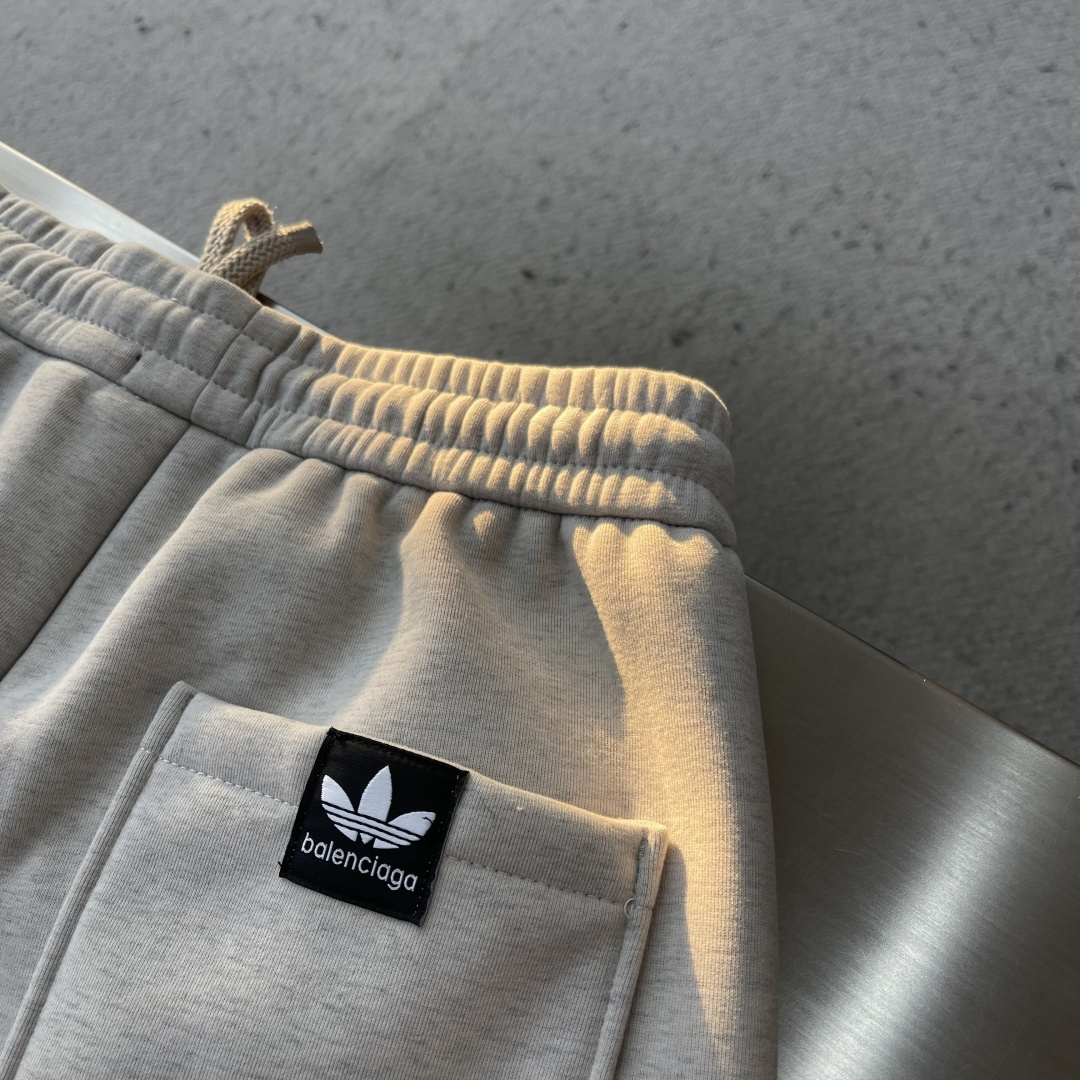 -Balenciag 2025秋冬【新品】新款休闲裤卫裤，裤身上刺绣标志性品牌标识，客供定制品牌刻印五金