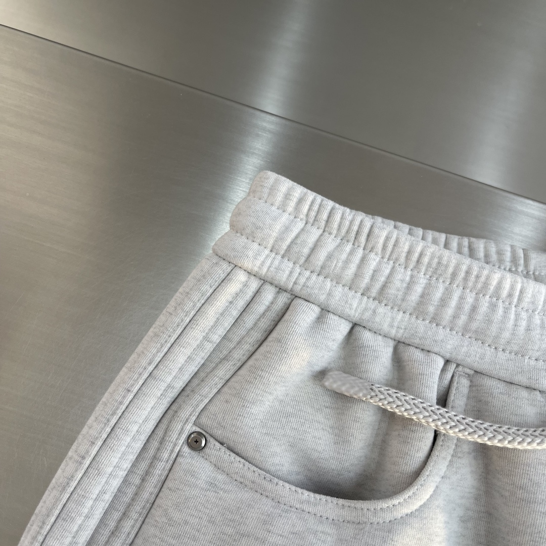 -Balenciag 2025秋冬【新品】新款休闲裤卫裤，裤身上刺绣标志性品牌标识，客供定制品牌刻印五金