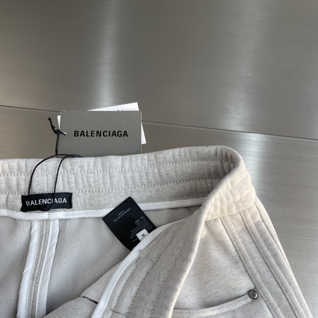 -Balenciag 2025秋冬【新品】新款休闲裤卫裤，裤身上刺绣标志性品牌标识，客供定制品牌刻印五金