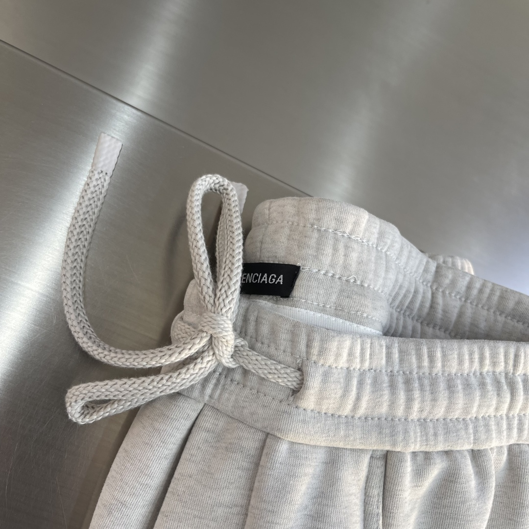 -Balenciag 2025秋冬【新品】新款休闲裤卫裤，裤身上刺绣标志性品牌标识，客供定制品牌刻印五金