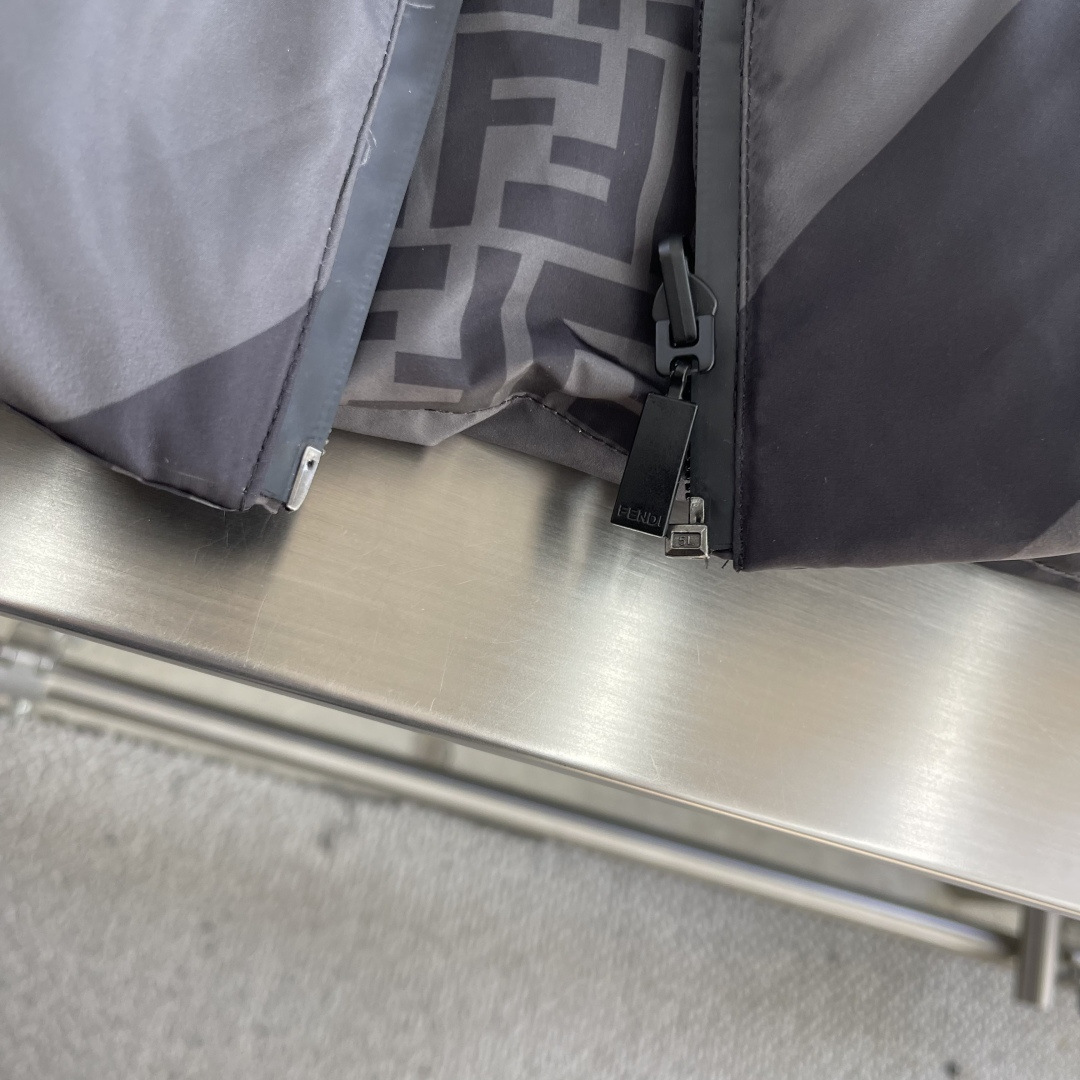 -FEND 双面穿连帽羽绒服定制凝彩高密压光锦纶 使用新国标90白鸭绒(欢迎检测) 冲绒量十足 保暖十足