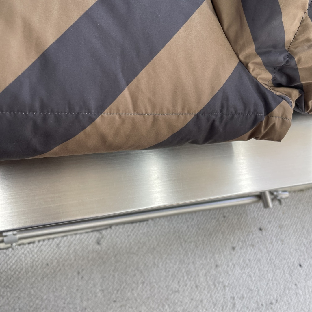 -FEND 双面穿连帽羽绒服定制凝彩高密压光锦纶 使用新国标90白鸭绒(欢迎检测) 冲绒量十足 保暖十足