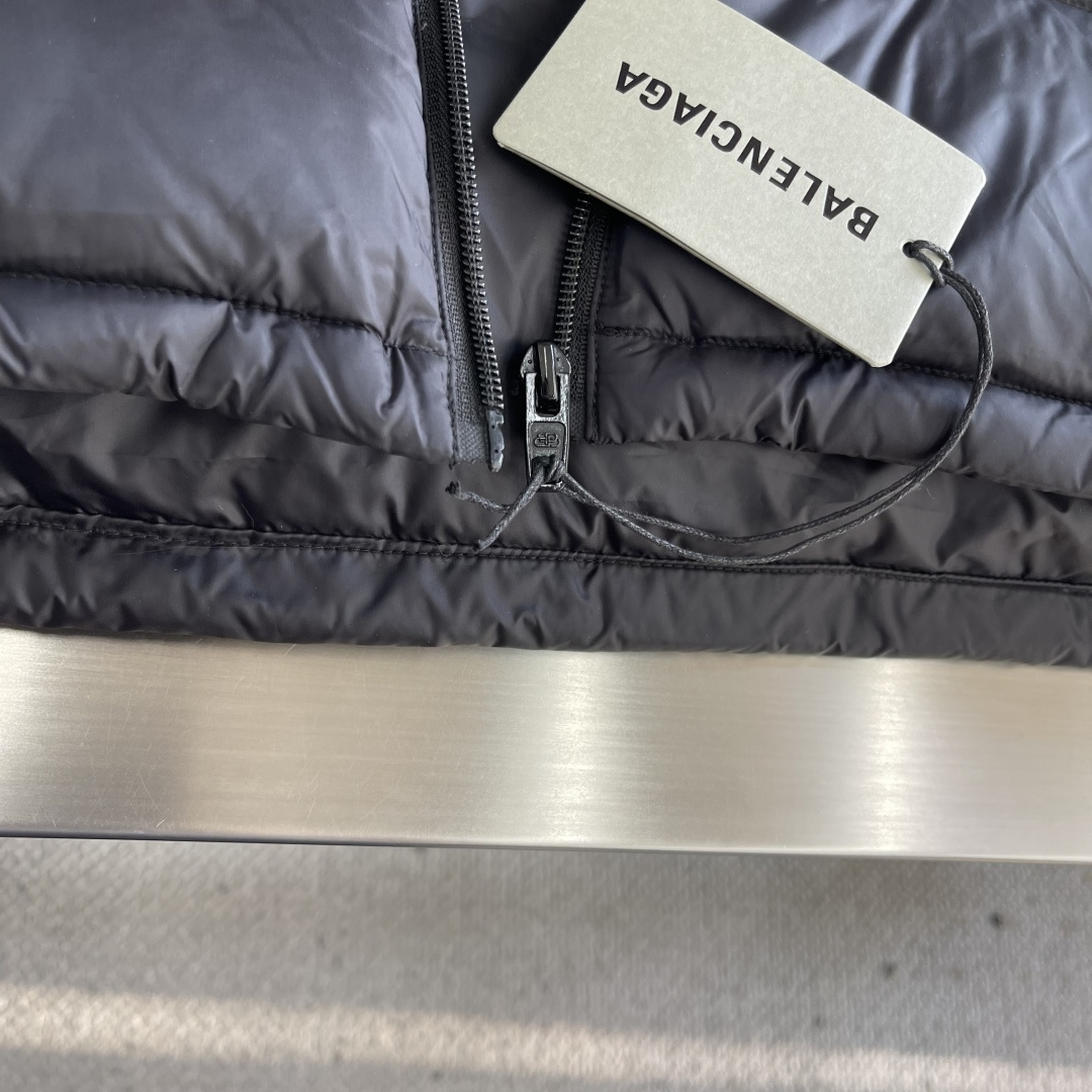 -Balenciag 25fw后背徽标LOGO羽绒马甲技术防撕裂面料。采用了技术防撕裂面料，确保了衣物在