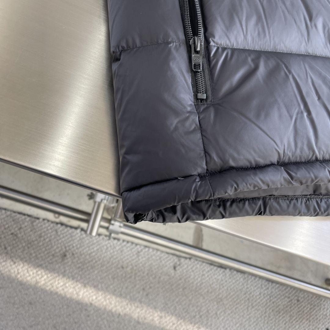 -Balenciag 25fw后背徽标LOGO羽绒马甲技术防撕裂面料。采用了技术防撕裂面料，确保了衣物在