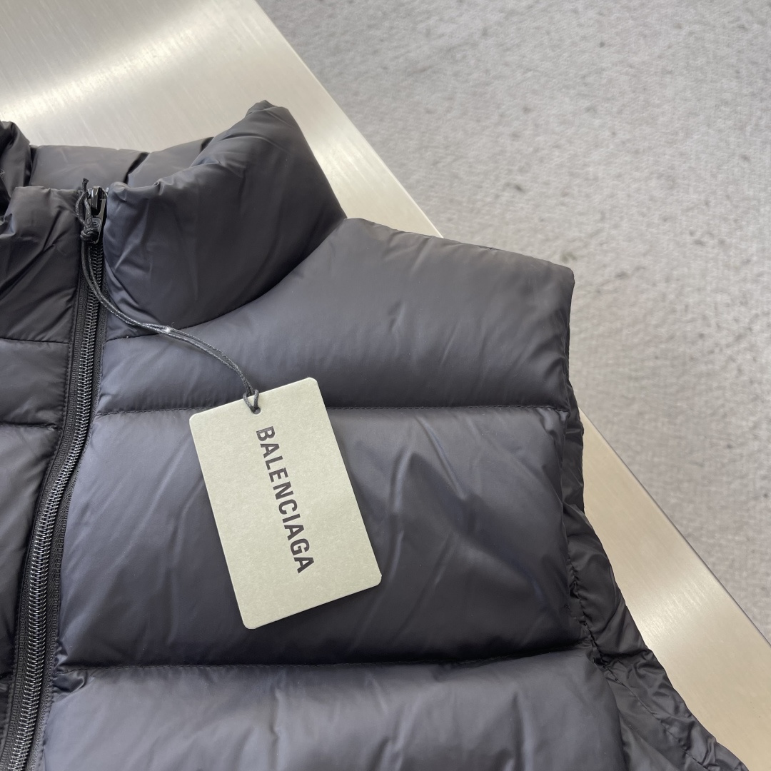 -Balenciag 25fw后背徽标LOGO羽绒马甲技术防撕裂面料。采用了技术防撕裂面料，确保了衣物在