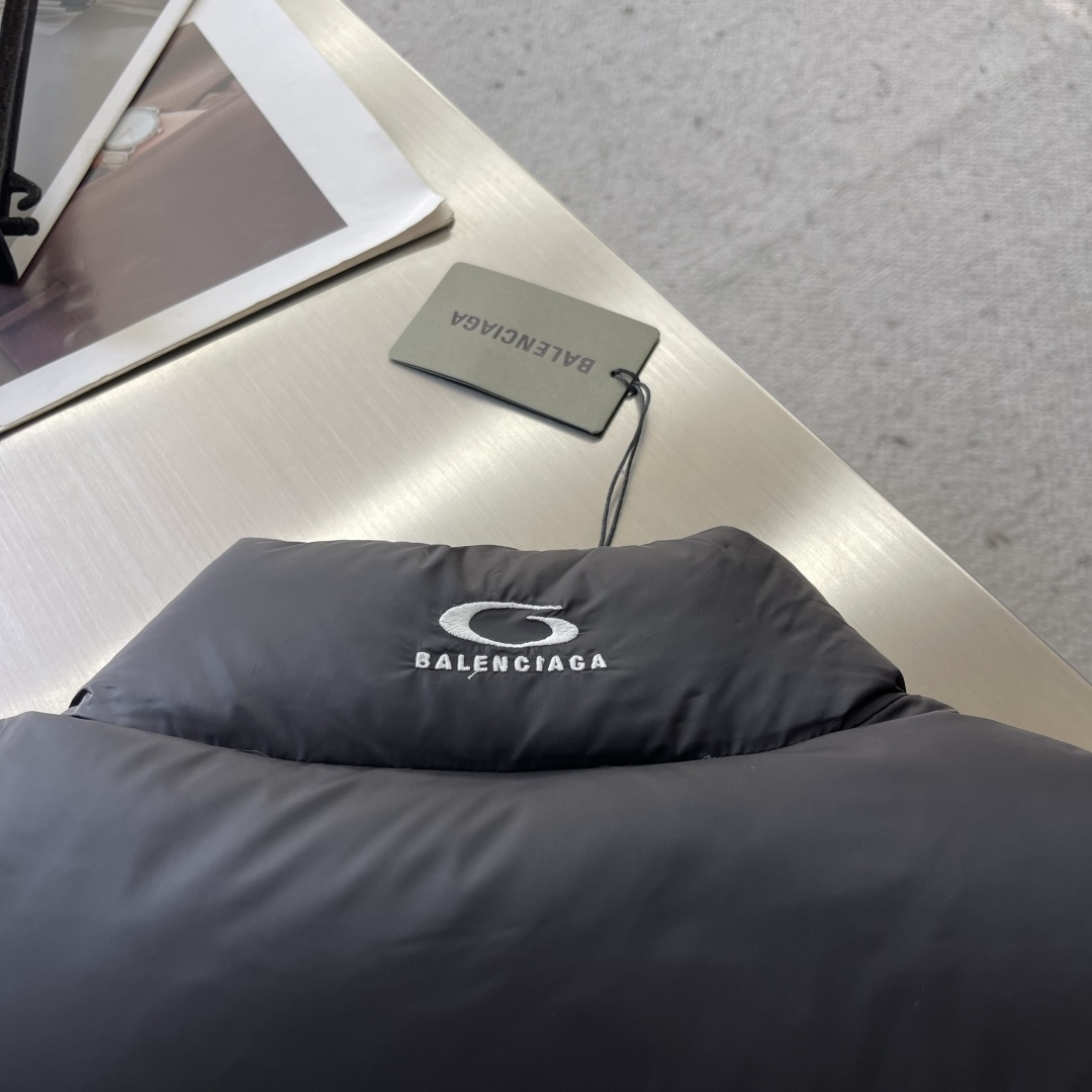 -Balenciag 25fw后背徽标LOGO羽绒马甲技术防撕裂面料。采用了技术防撕裂面料，确保了衣物在