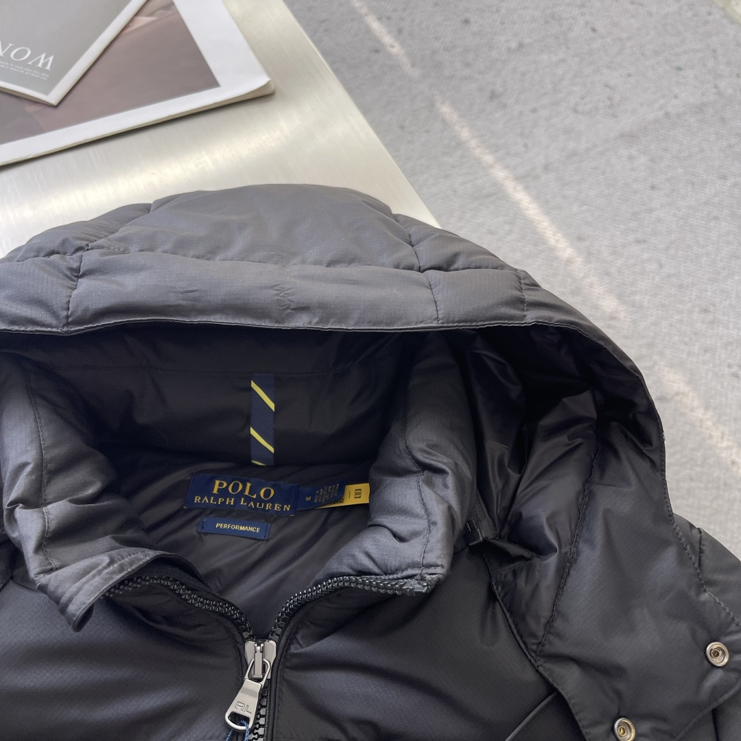 -拉夫劳伦 经典红标羽绒服尼龙面料具有良好的防风防水性能，能有效阻挡外界风雨侵入 保持内部干爽，适合在潮