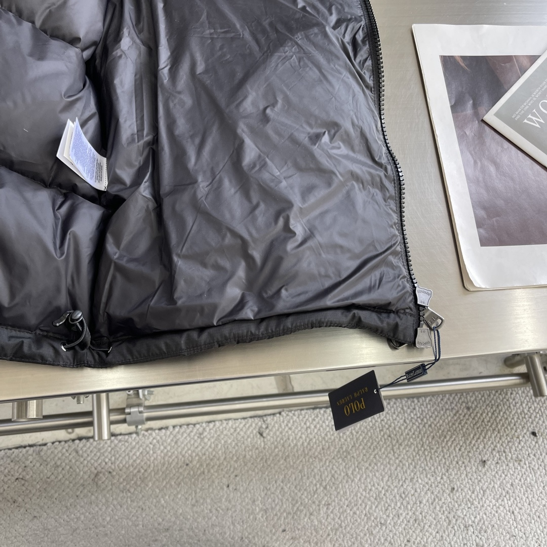 -拉夫劳伦 经典红标羽绒服尼龙面料具有良好的防风防水性能，能有效阻挡外界风雨侵入 保持内部干爽，适合在潮