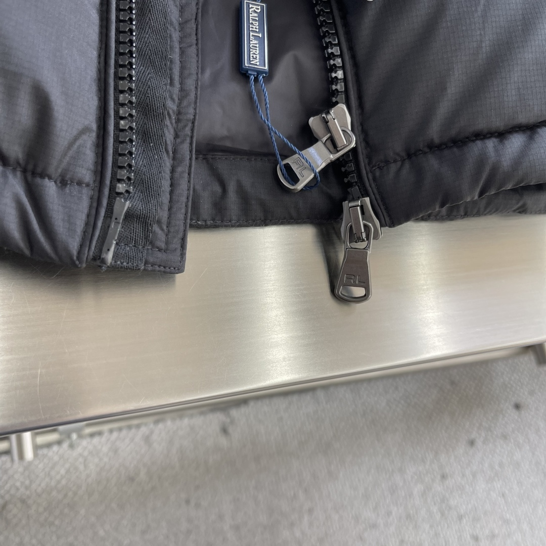 -拉夫劳伦 经典红标羽绒服尼龙面料具有良好的防风防水性能，能有效阻挡外界风雨侵入 保持内部干爽，适合在潮