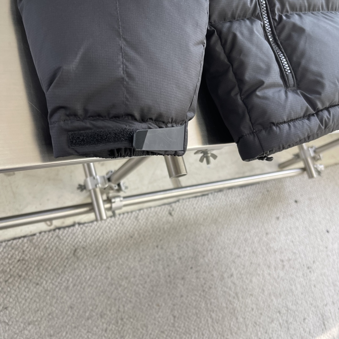 -拉夫劳伦 经典红标羽绒服尼龙面料具有良好的防风防水性能，能有效阻挡外界风雨侵入 保持内部干爽，适合在潮