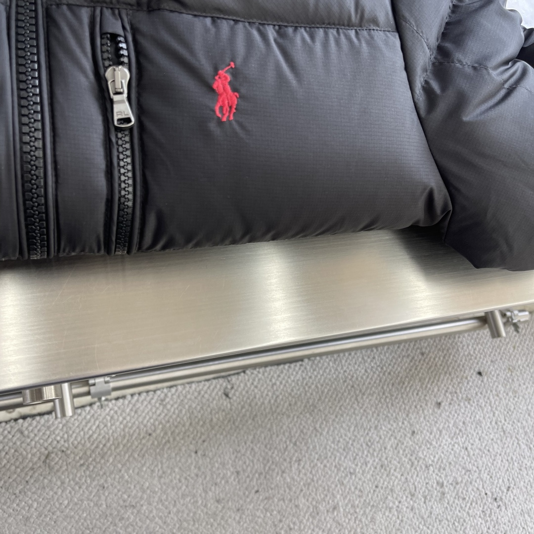 -拉夫劳伦 经典红标羽绒服尼龙面料具有良好的防风防水性能，能有效阻挡外界风雨侵入 保持内部干爽，适合在潮