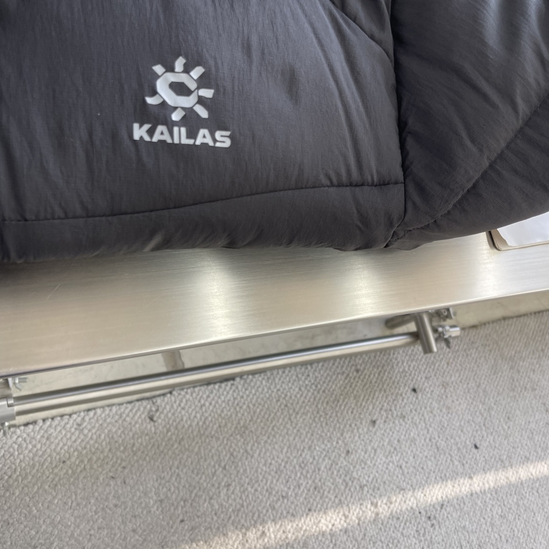 -凯乐石（KAILAS） 硬核GT500。采用锦纶（尼龙）面料：100D高密度尼龙塔夫绸（Nylon T