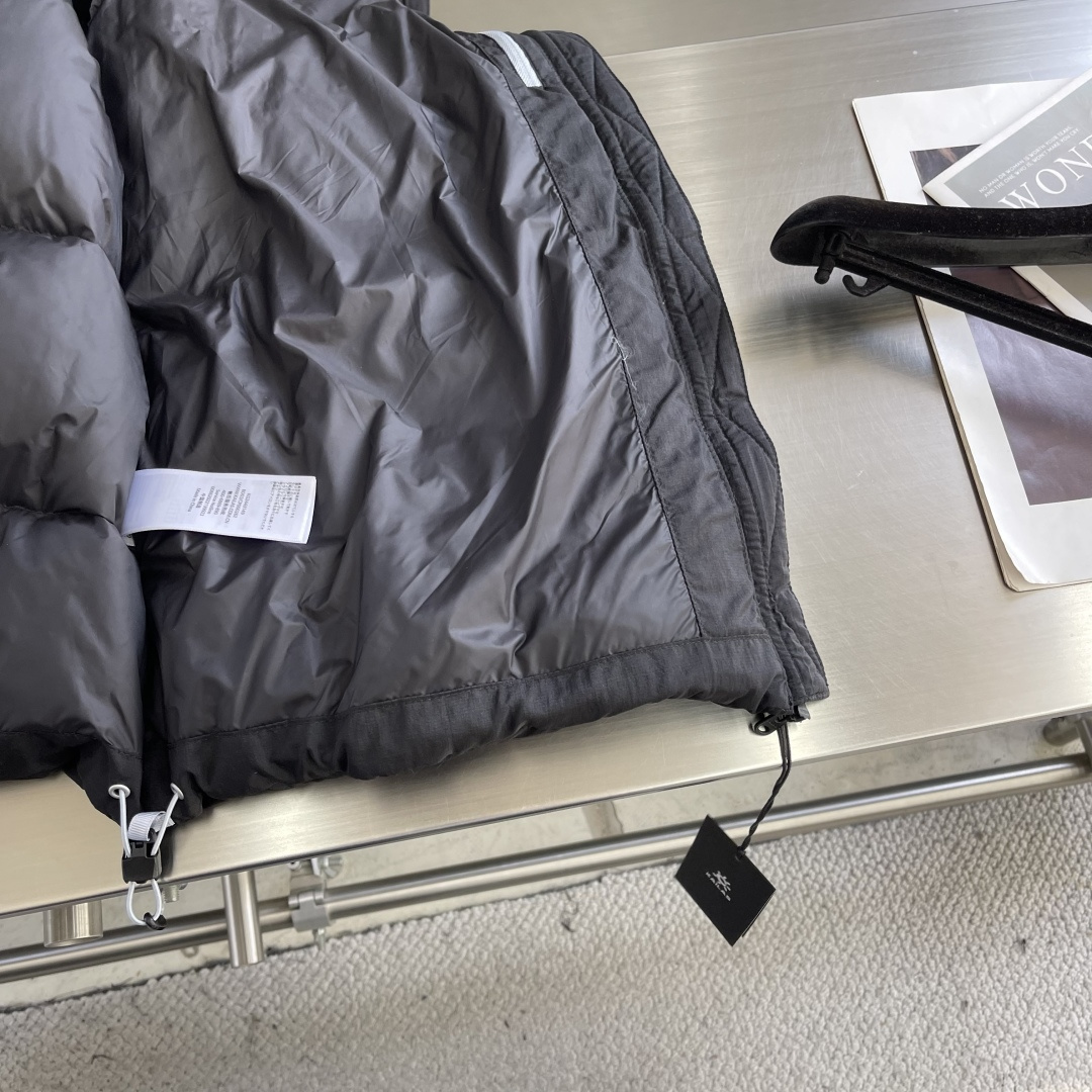 -凯乐石（KAILAS） 硬核GT500。采用锦纶（尼龙）面料：100D高密度尼龙塔夫绸（Nylon T