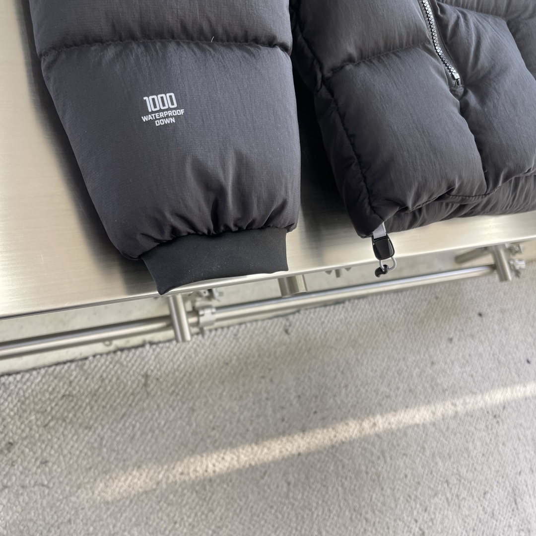 -凯乐石（KAILAS） 硬核GT500。采用锦纶（尼龙）面料：100D高密度尼龙塔夫绸（Nylon T