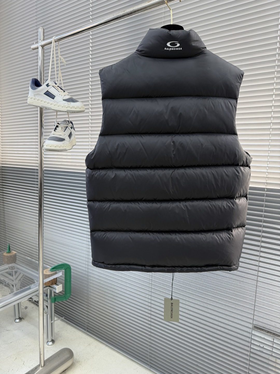 -Balenciag 25fw后背徽标LOGO羽绒马甲技术防撕裂面料。采用了技术防撕裂面料，确保了衣物在